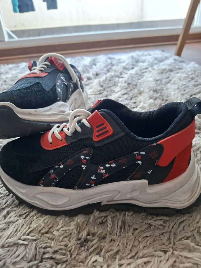 Zapatillas deportivas negras con detalles rojos - 3