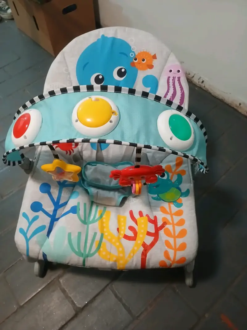 Silla mecedora para bebé con juguetes colgantes - 1