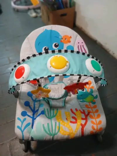 Silla mecedora para bebé con juguetes colgantes - miniatura 3