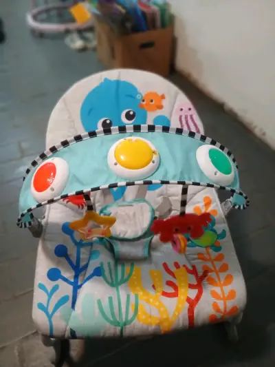 Silla mecedora para bebé con juguetes colgantes - miniatura 4