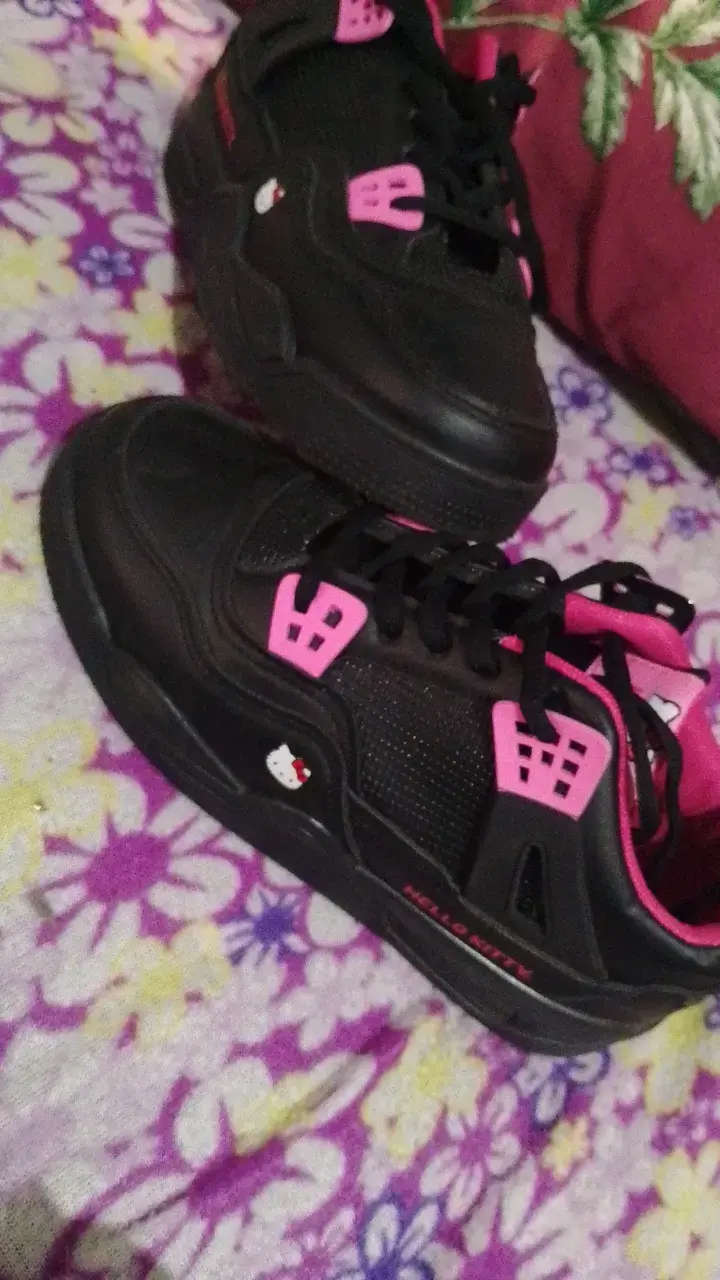 Zapatillas negras Hello Kitty para mujer