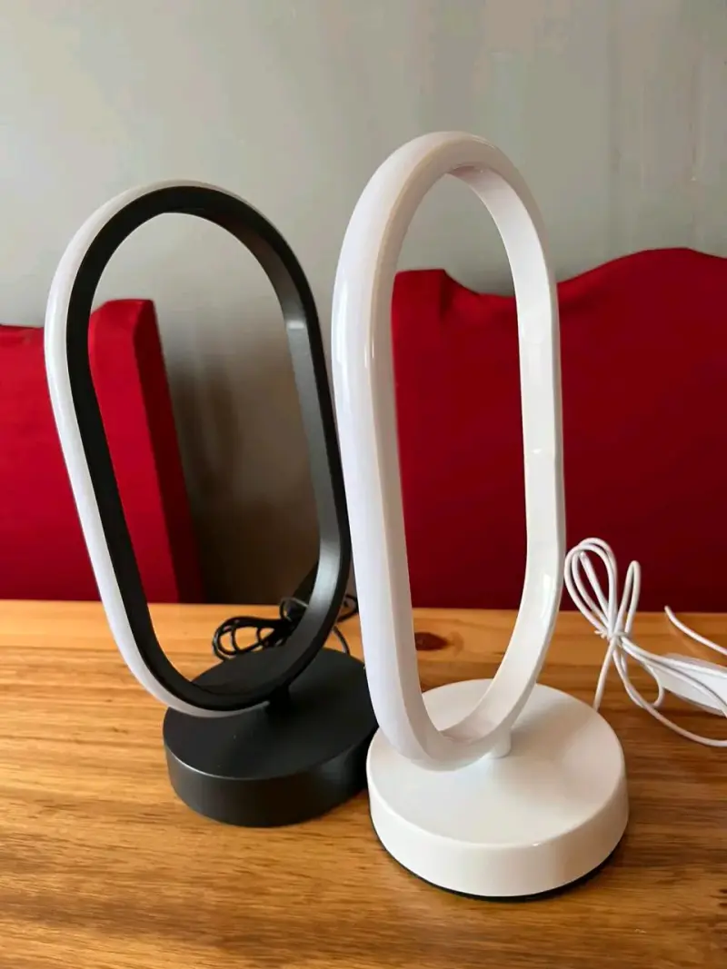 Lámparas de mesa LED modernas en blanco y negro