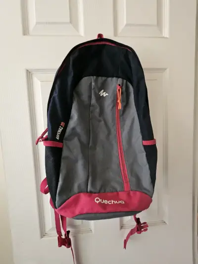 Mochila Quechua Arpenaz 20L gris y rosa - miniatura 1