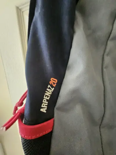 Mochila Quechua Arpenaz 20L gris y rosa - miniatura 3