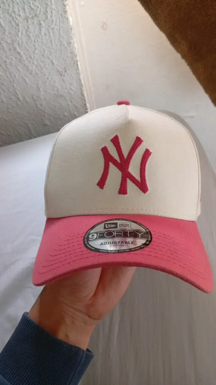 Gorra New Era 9Forty Ajustable Blanca y Rosa