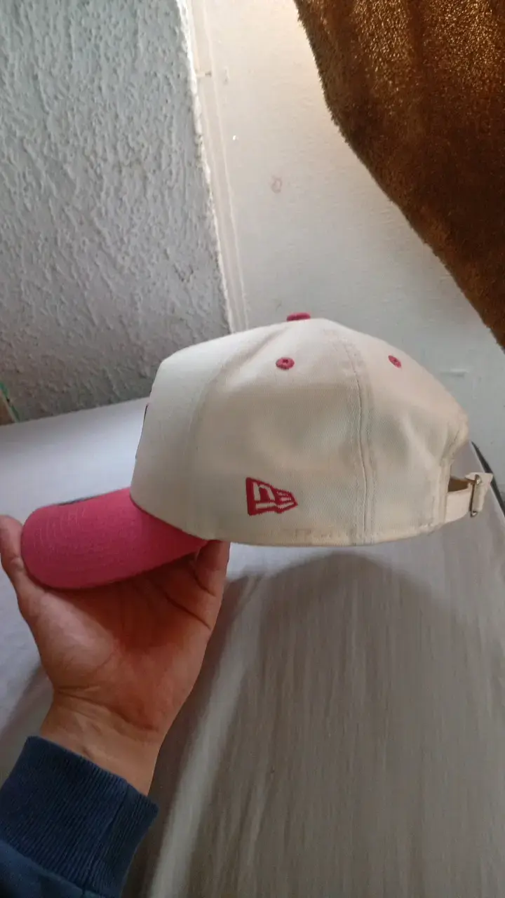 Gorra New Era 9Forty Ajustable Blanca y Rosa - 2