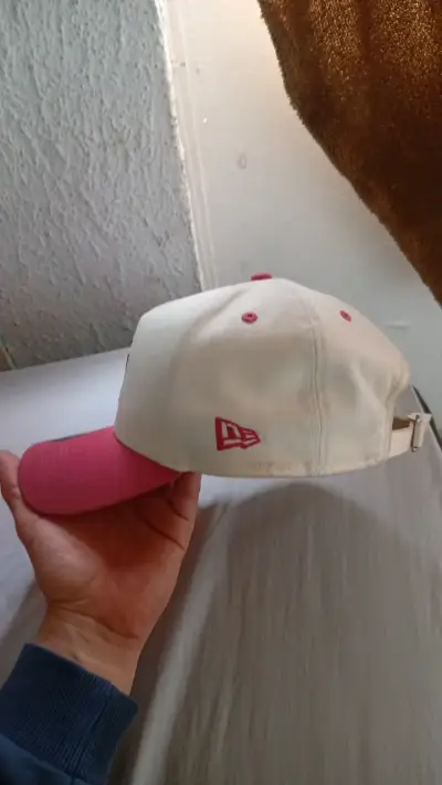 Gorra New Era 9Forty Ajustable Blanca y Rosa - miniatura 2
