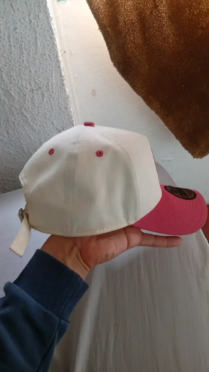 Gorra New Era 9Forty Ajustable Blanca y Rosa - 4