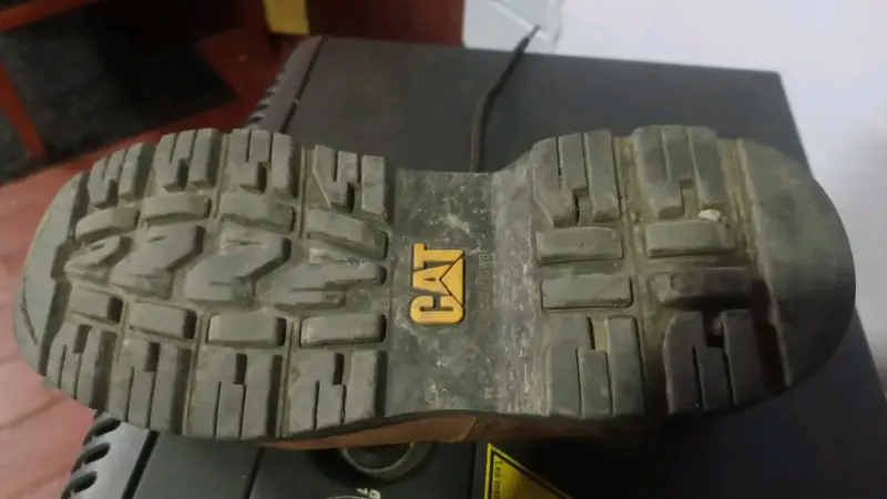 Zapatos de seguridad CAT marrones usados - 1