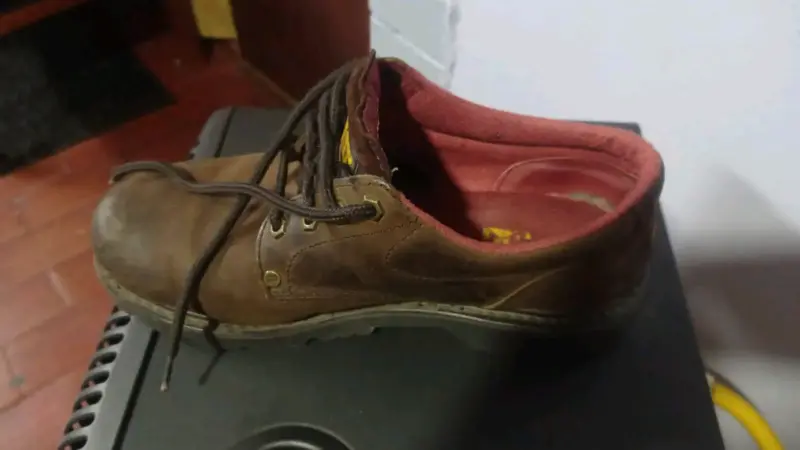 Zapatos de seguridad CAT marrones usados - 3