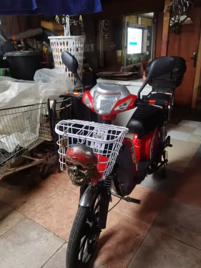 Bicicleta eléctrica roja con canasto frontal - miniatura 1