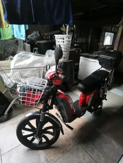 Bicicleta eléctrica roja con canasto frontal - miniatura 2