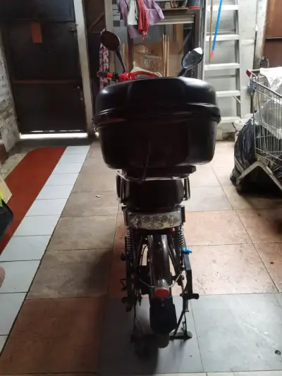 Bicicleta eléctrica roja con canasto frontal - miniatura 3
