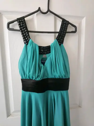 Vestido largo turquesa con detalles negros - miniatura 1