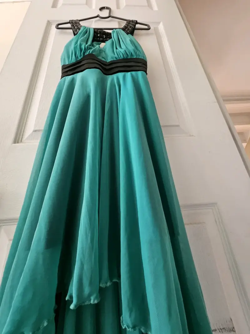 Vestido largo turquesa con detalles negros - 4