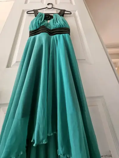 Vestido largo turquesa con detalles negros - miniatura 4
