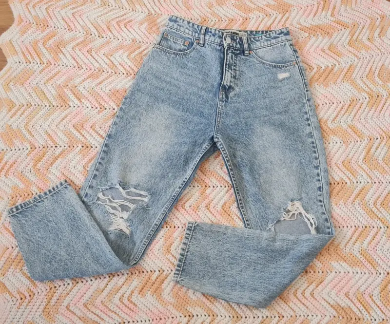 Jeans de mezclilla desgastados para mujer