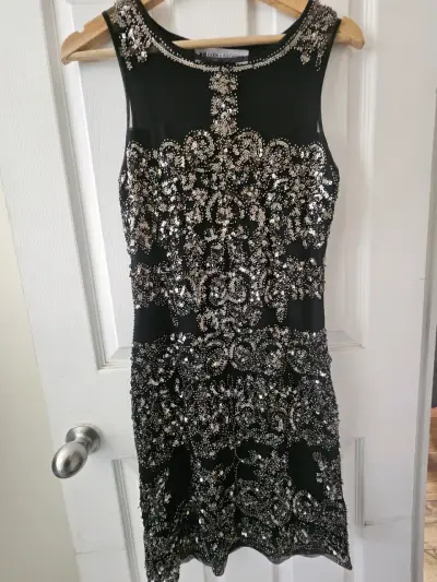 Vestido de fiesta negro con lentejuelas - miniatura 1
