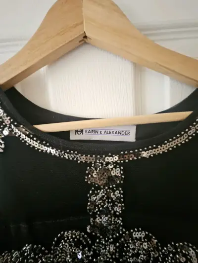 Vestido de fiesta negro con lentejuelas - miniatura 3
