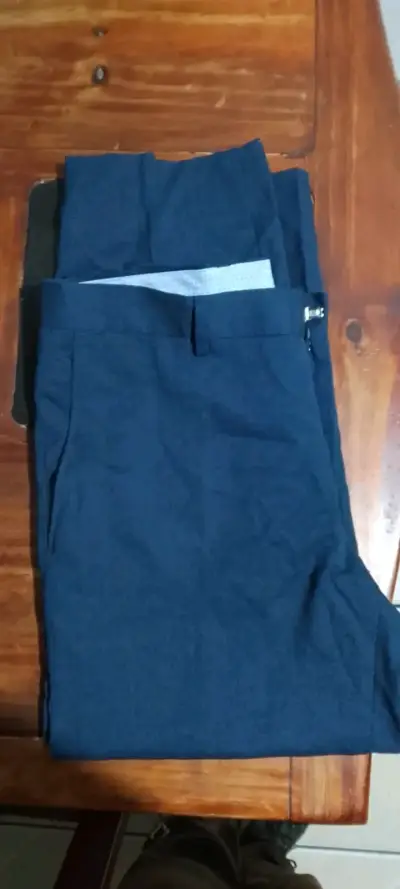 Traje azul marino para hombre en buen estado - miniatura 2