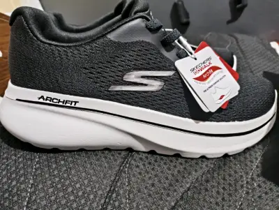 Zapatillas Skechers Go Walk Arch Fit negras para hombre - miniatura 1
