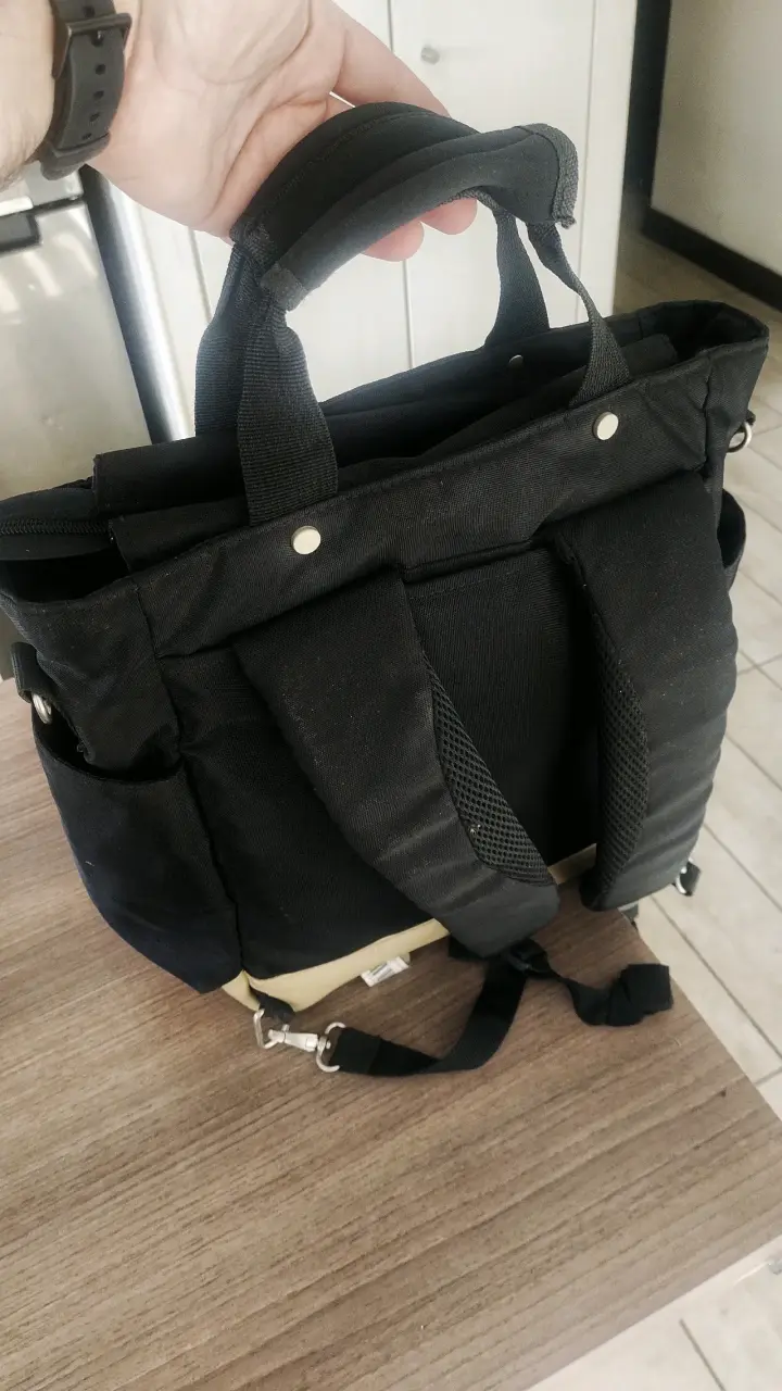 Pañalera ergonómica negra con detalles beige - 2