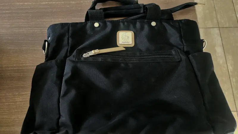 Pañalera ergonómica negra con detalles beige - 3