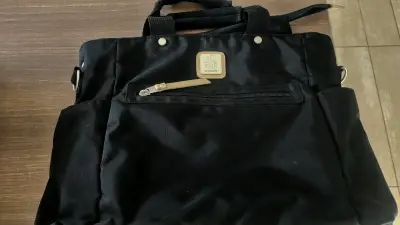 Pañalera ergonómica negra con detalles beige - miniatura 3