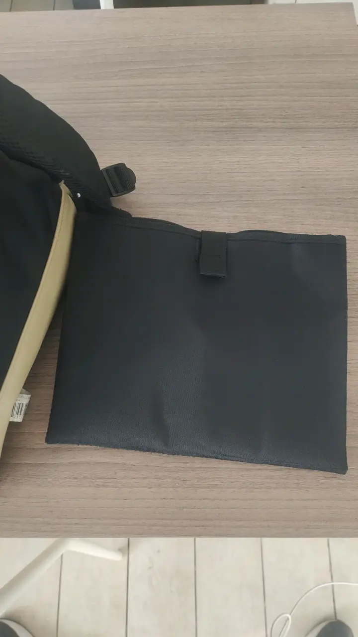 Pañalera ergonómica negra con detalles beige - 4