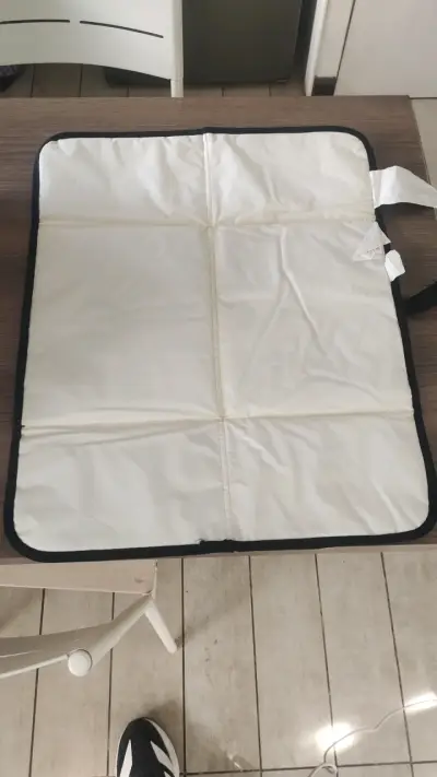 Pañalera ergonómica negra con detalles beige - miniatura 5