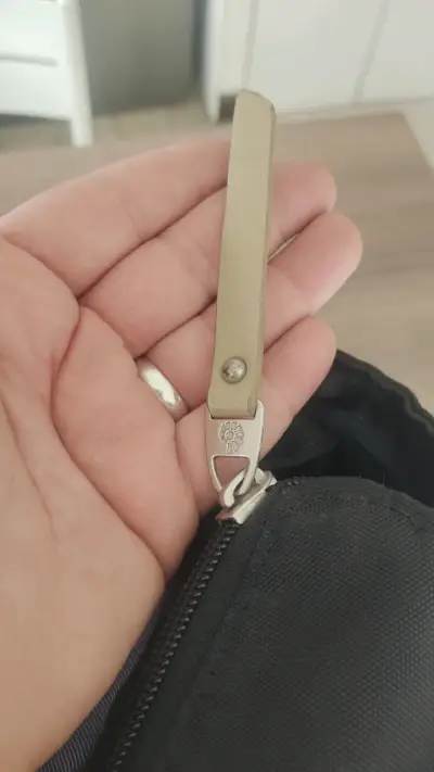 Pañalera ergonómica negra con detalles beige - miniatura 6