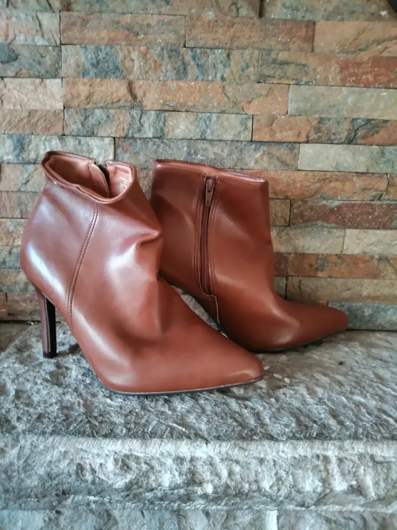 Botines de cuero marrón con tacón alto