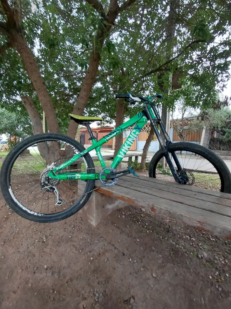 Bicicleta de montaña verde Viking en buen estado - 3