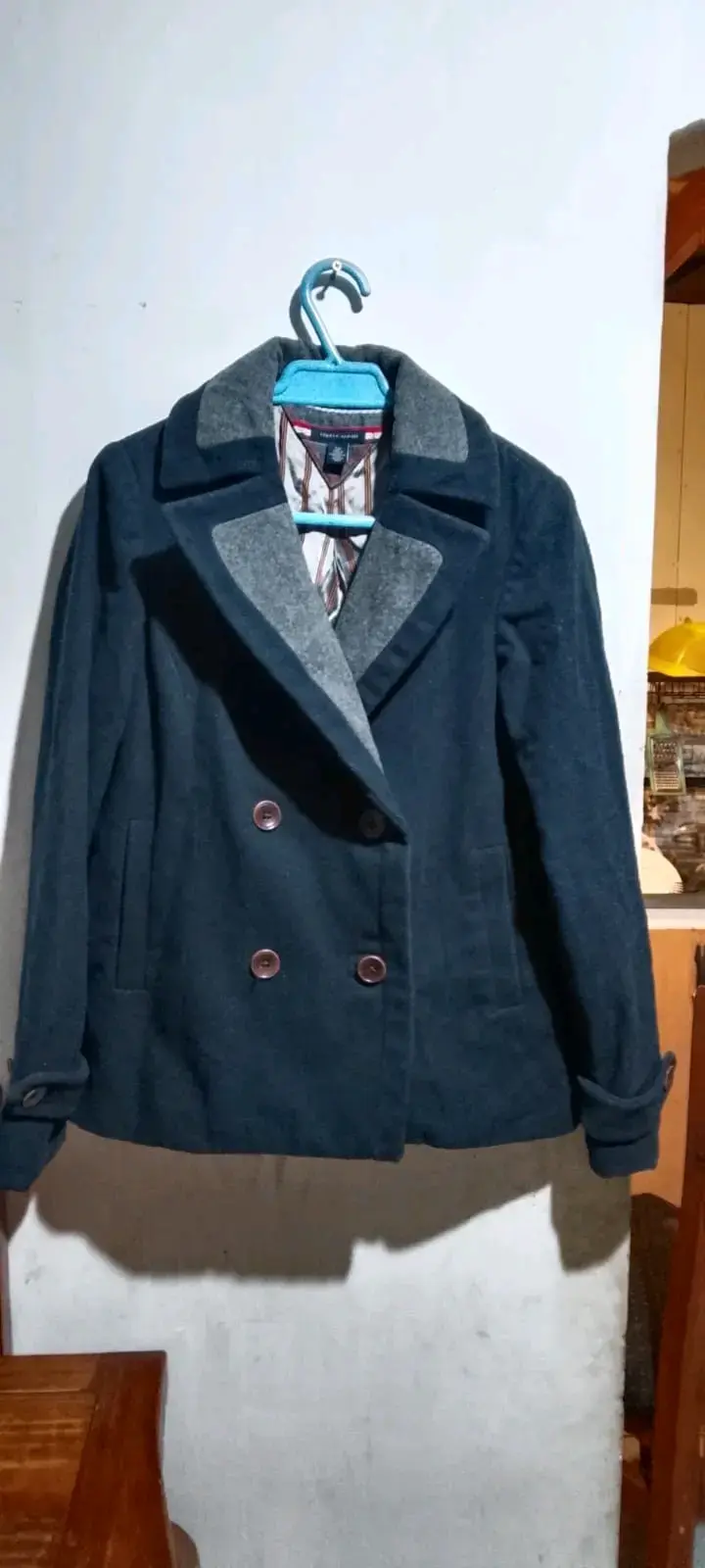 Abrigo azul Tommy Hilfiger con solapas grises - 1