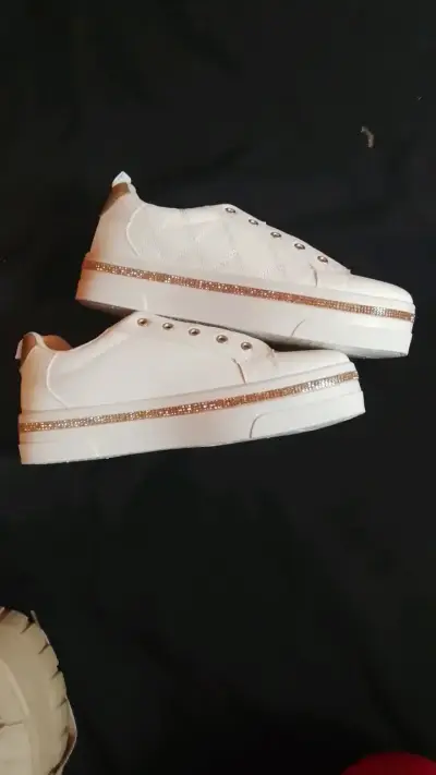 Zapatillas blancas con detalles dorados para mujer - miniatura 1