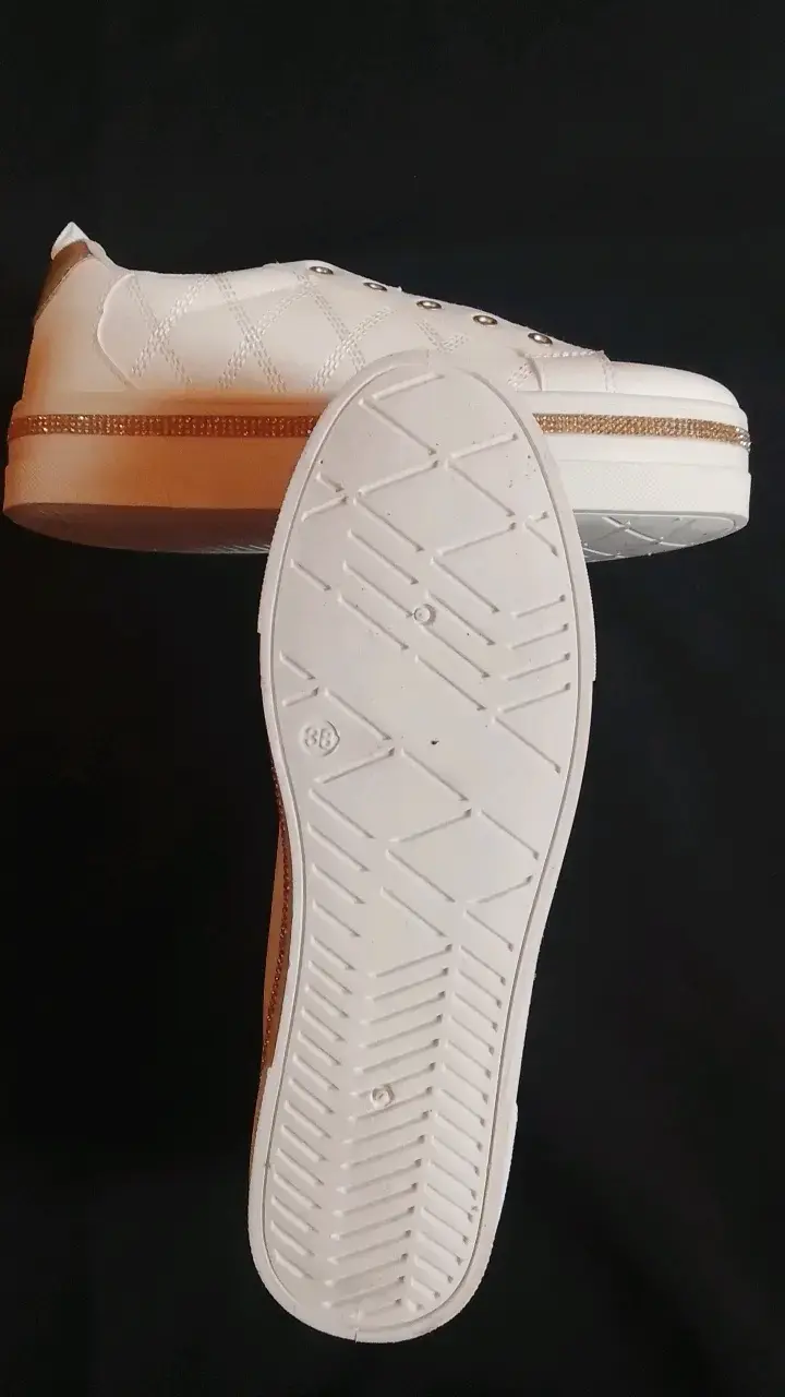 Zapatillas blancas con detalles dorados para mujer - 2