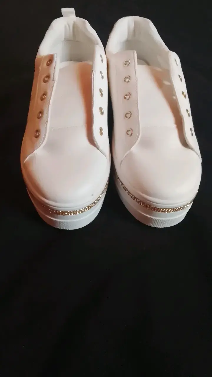 Zapatillas blancas con detalles dorados para mujer - 3