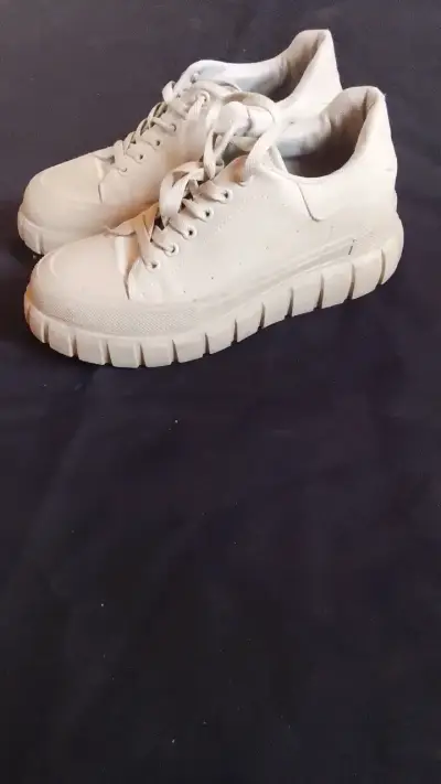 Zapatillas blancas con detalles dorados para mujer - miniatura 4