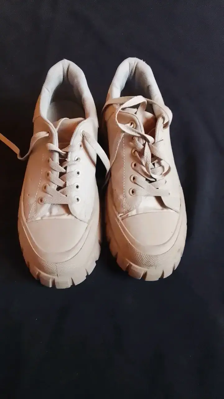 Zapatillas blancas con detalles dorados para mujer - 5