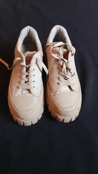 Zapatillas blancas con detalles dorados para mujer - miniatura 5