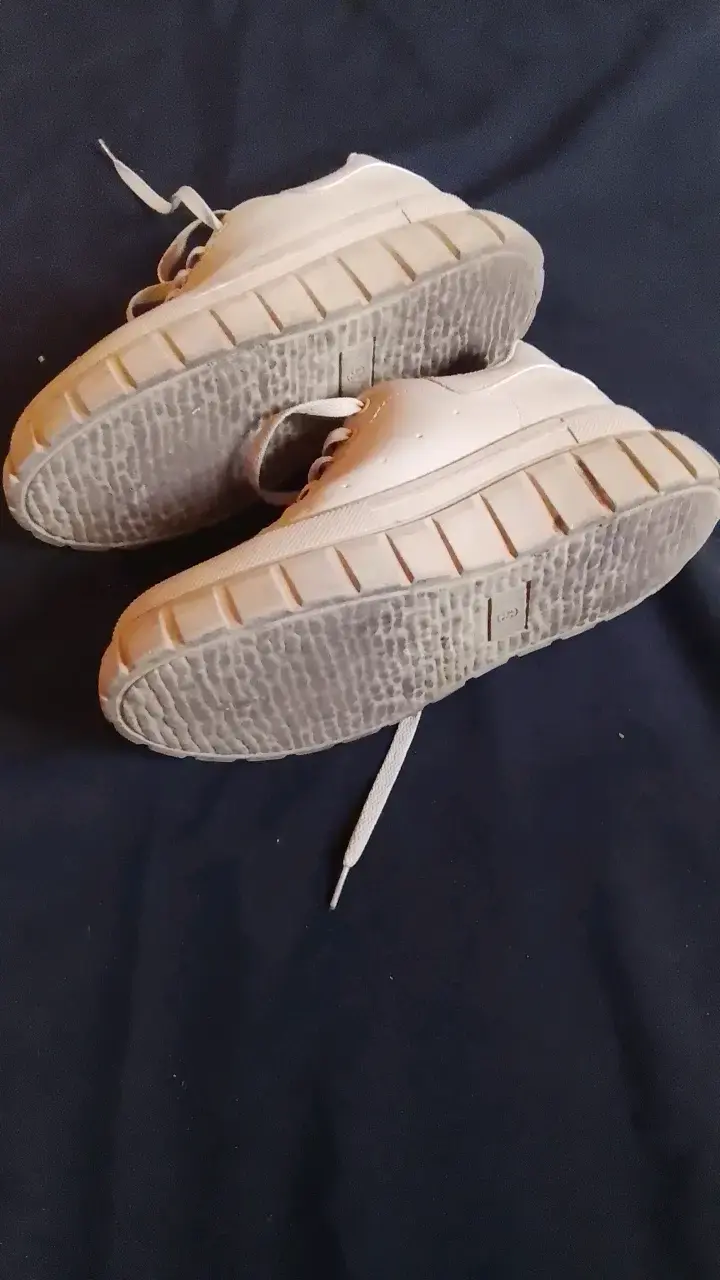 Zapatillas blancas con detalles dorados para mujer - 6