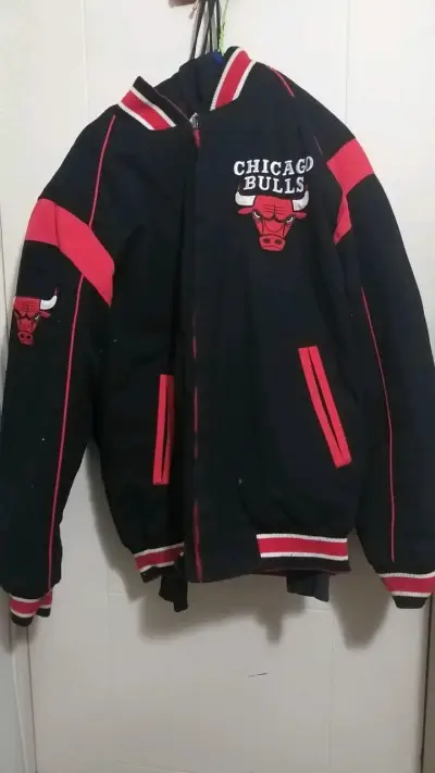 Chaqueta Chicago Bulls reversible negra y roja - miniatura 1
