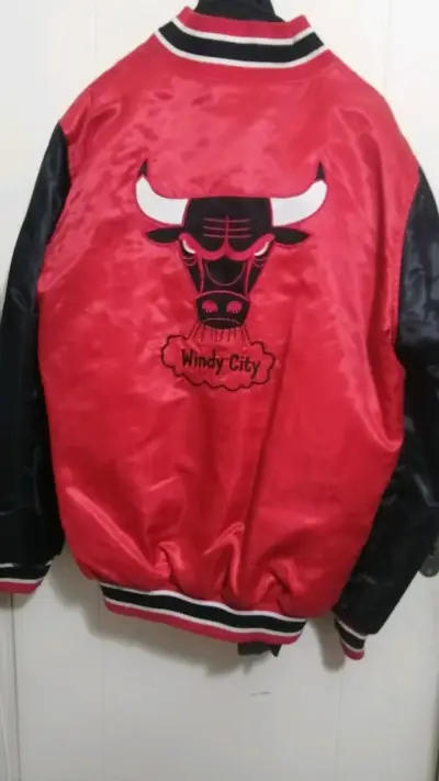 Chaqueta Chicago Bulls reversible negra y roja - miniatura 4