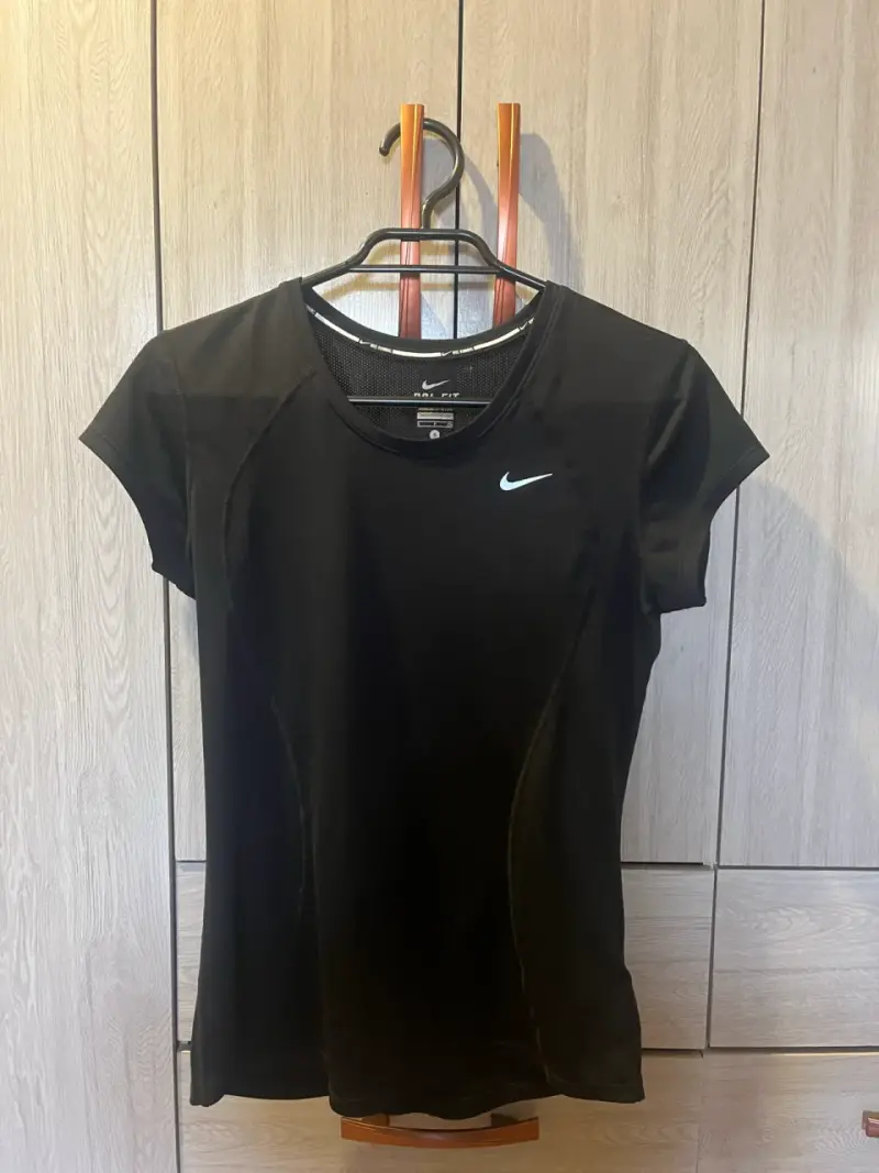Polera Deportiva Negra Nike Dri-Fit para Mujer - 1