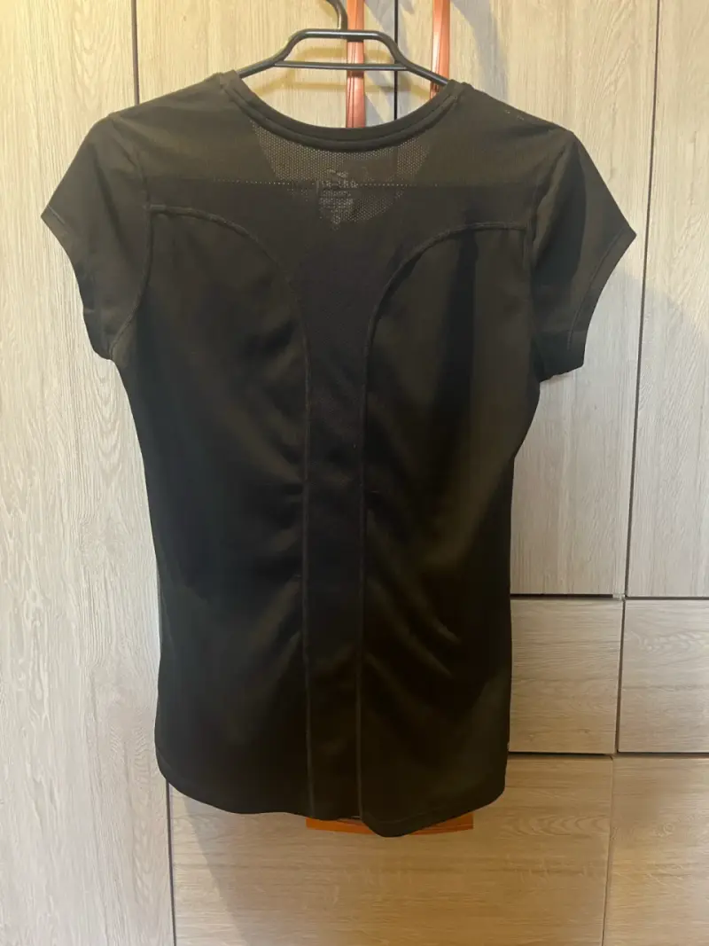 Polera Deportiva Negra Nike Dri-Fit para Mujer - 2
