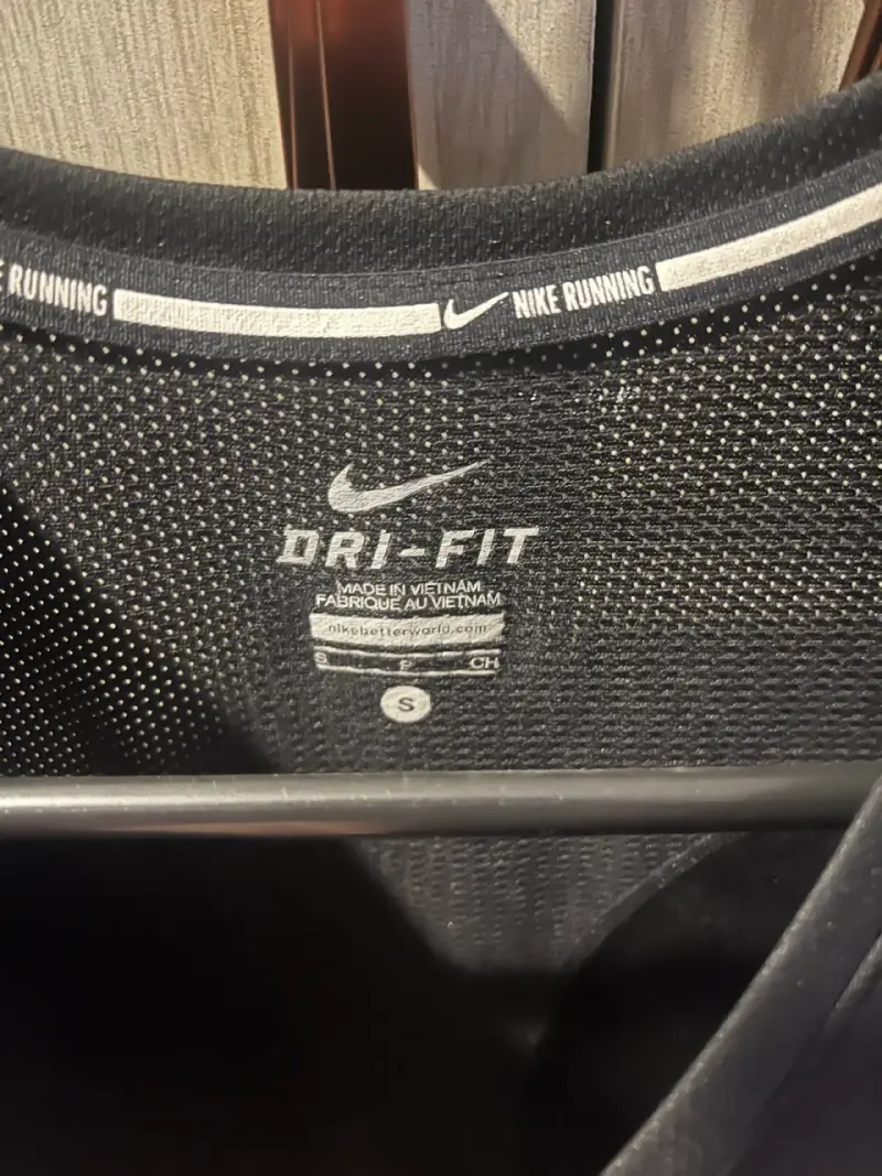 Polera Deportiva Negra Nike Dri-Fit para Mujer - 3