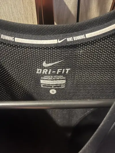 Polera Deportiva Negra Nike Dri-Fit para Mujer - miniatura 3