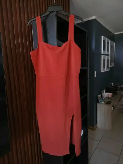 Vestido rojo elegante con tirantes - miniatura 1