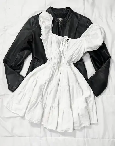 Vestido blanco corto con mangas abullonadas - miniatura 1