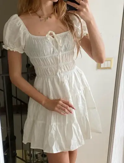 Vestido blanco corto con mangas abullonadas - miniatura 2